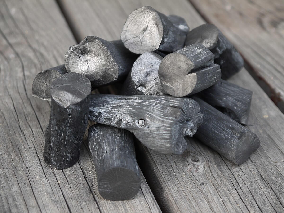 1200px-Japanese_Binchtan_Japanese_high-grade_charcoal_produced_from_ubame_oak.jpg#asset:623